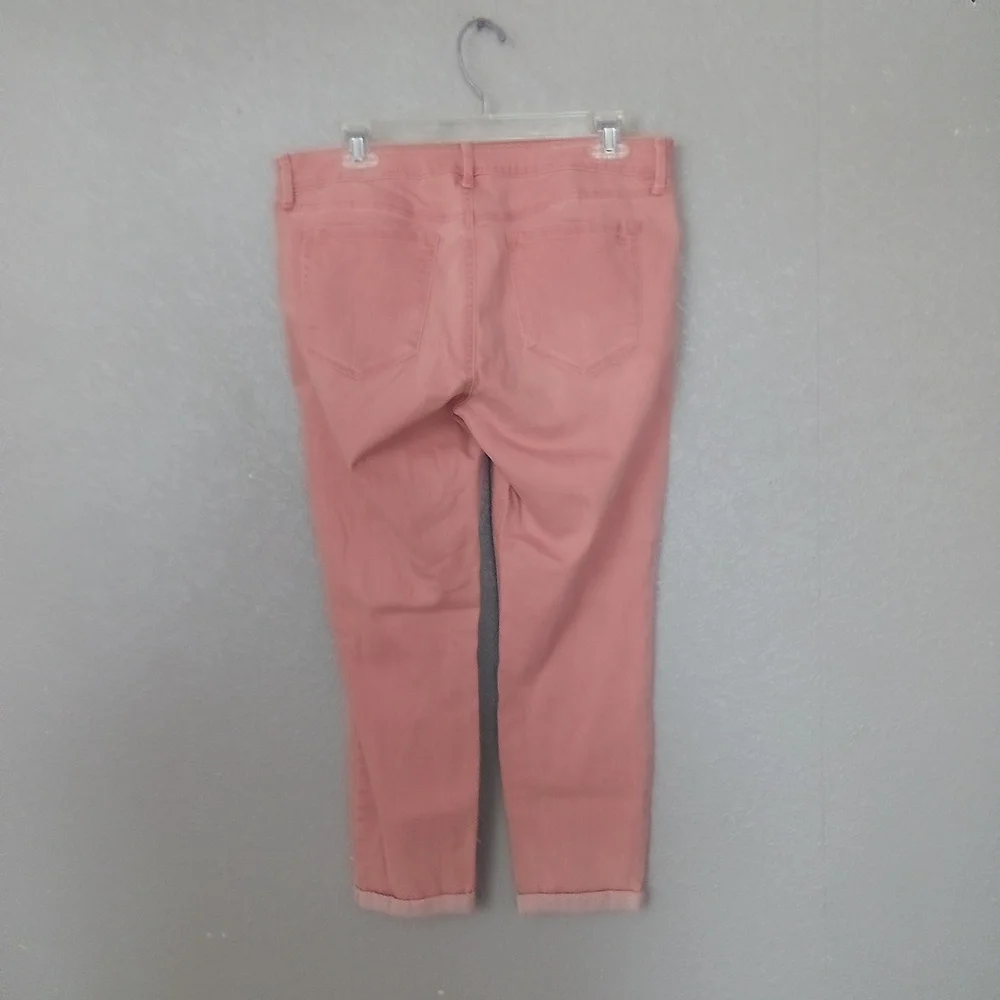Chic Pink Cropped Jeans with Ankle Length - Picture 2 of 3